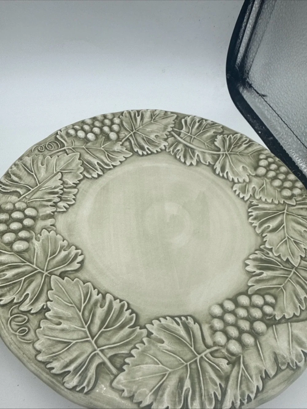 2 VTG Williams Sonoma Napa Sage Raised Grape Leave Design Salad Plates Italy